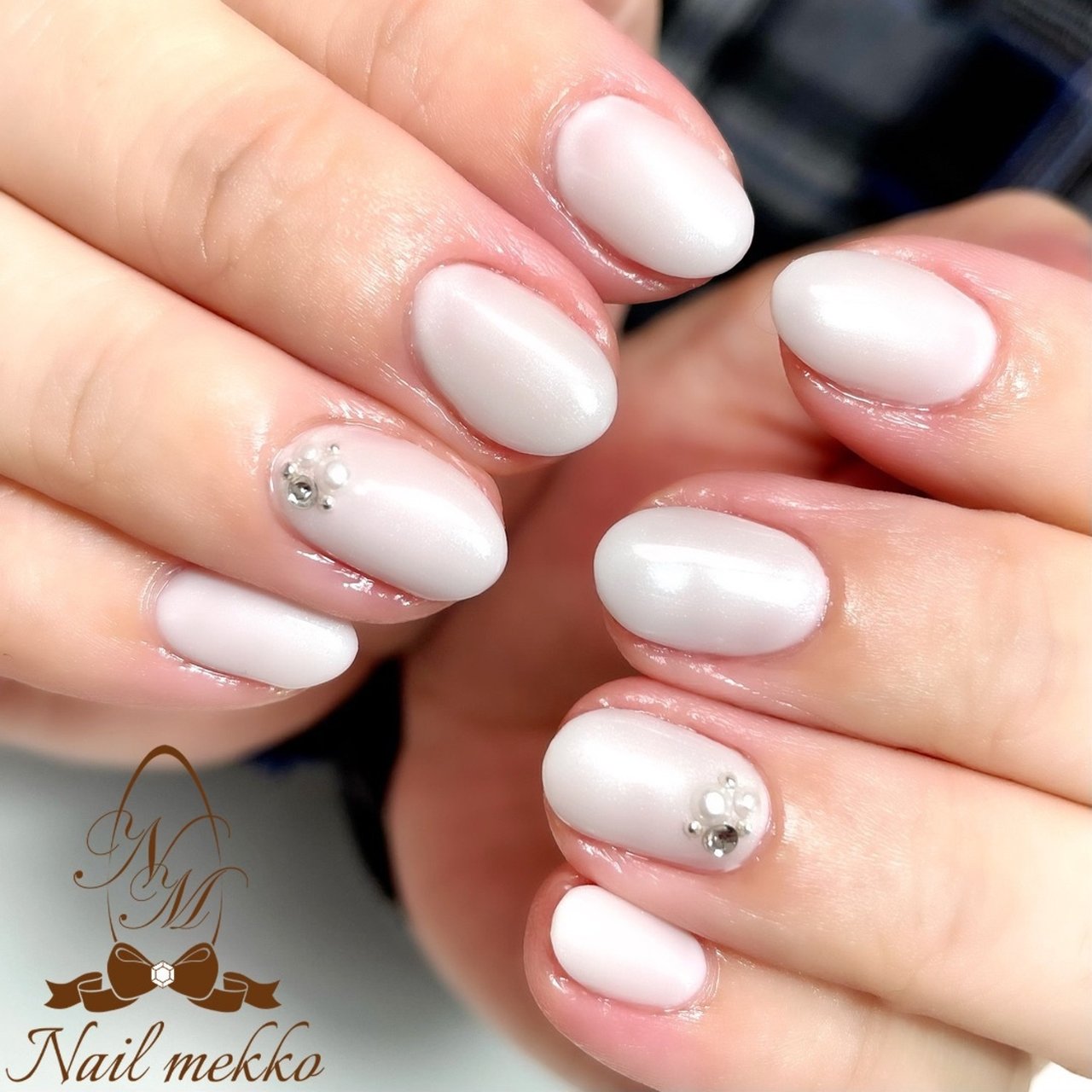 シンプル ビジュー ワンカラー パール ホワイト Nail Mekkoのネイルデザイン No ネイルブック