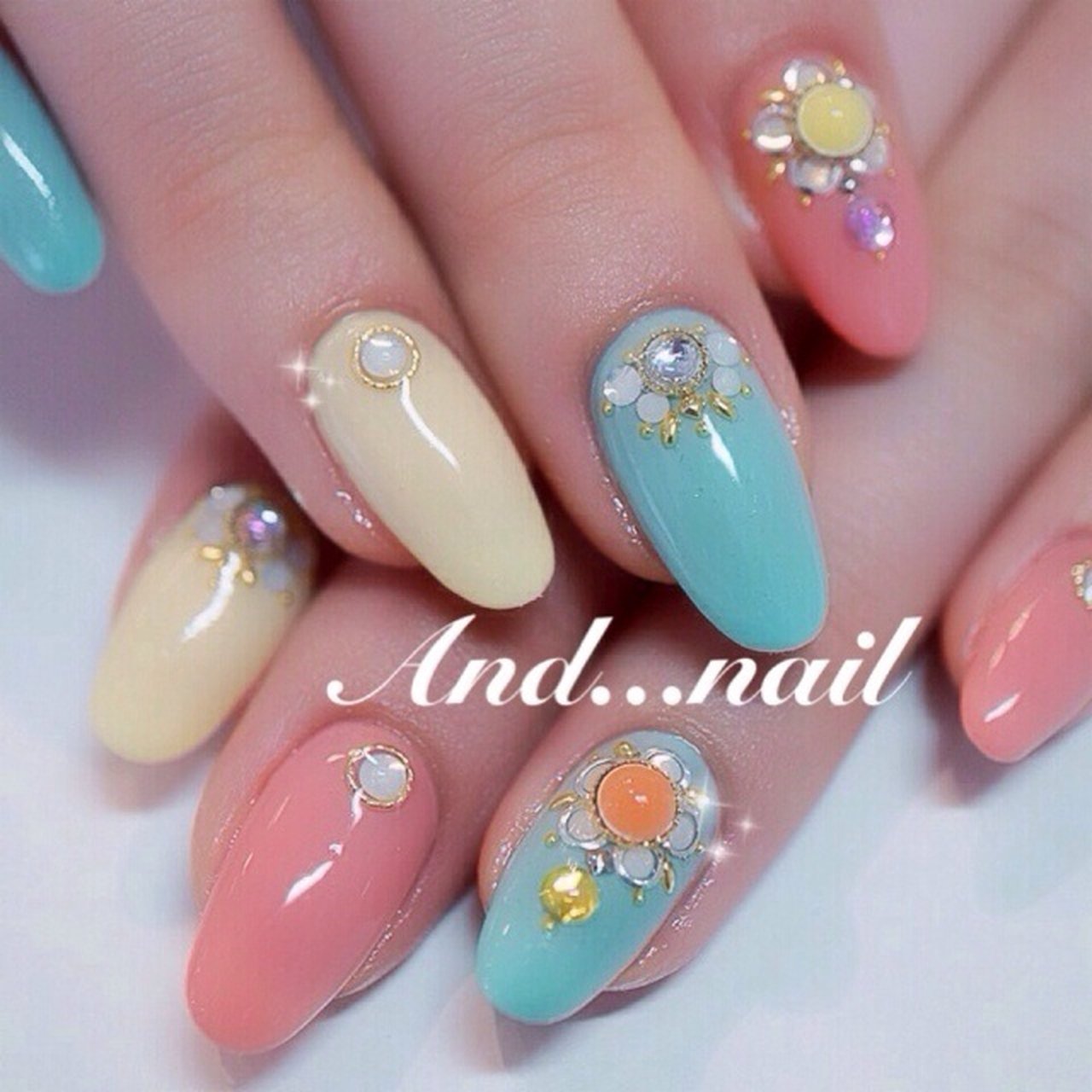 夏 ハンド デコ カラフル ジェルネイル 白川麻里 神戸アンドネイルのネイルデザイン No ネイルブック