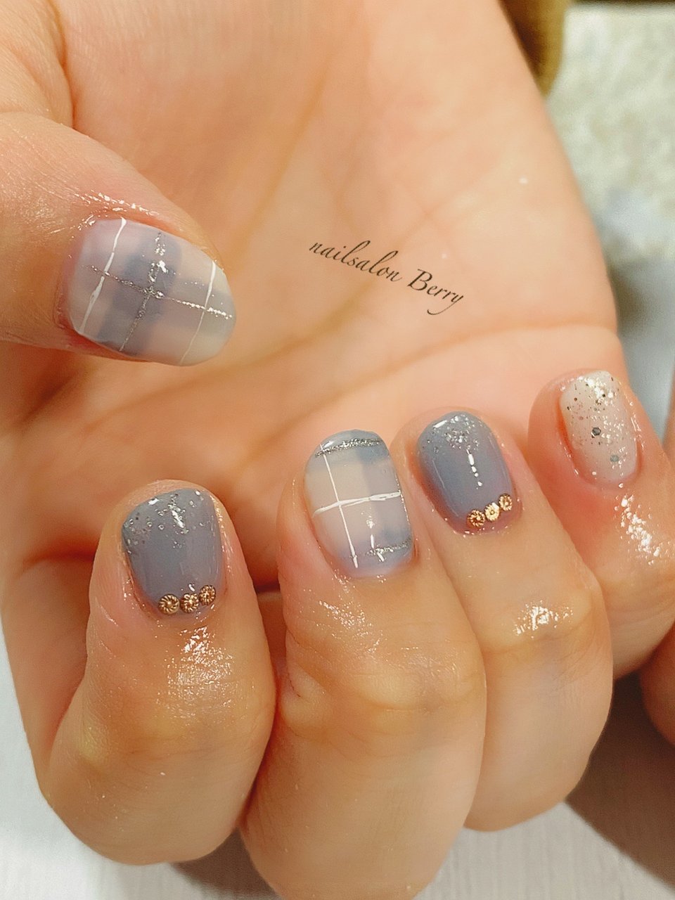 ラメ ワンカラー チェック ホワイト 水色 ネイルサロンberryのネイルデザイン No ネイルブック