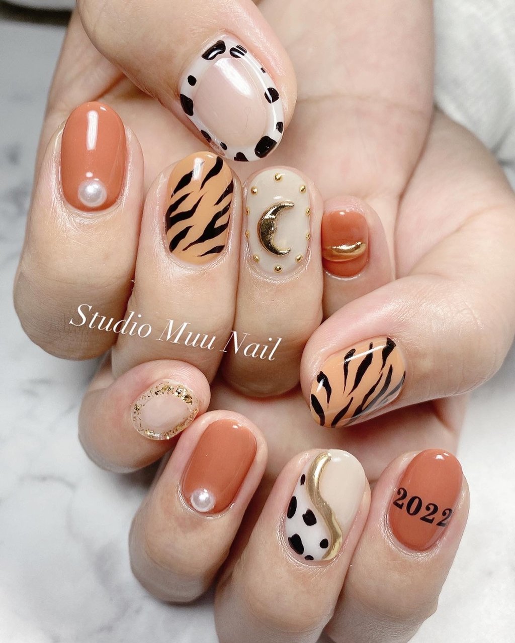 お正月 ハンド アニマル柄 ミディアム オレンジ Studio Muu Nail 鹿倉 睦のネイルデザイン No ネイルブック