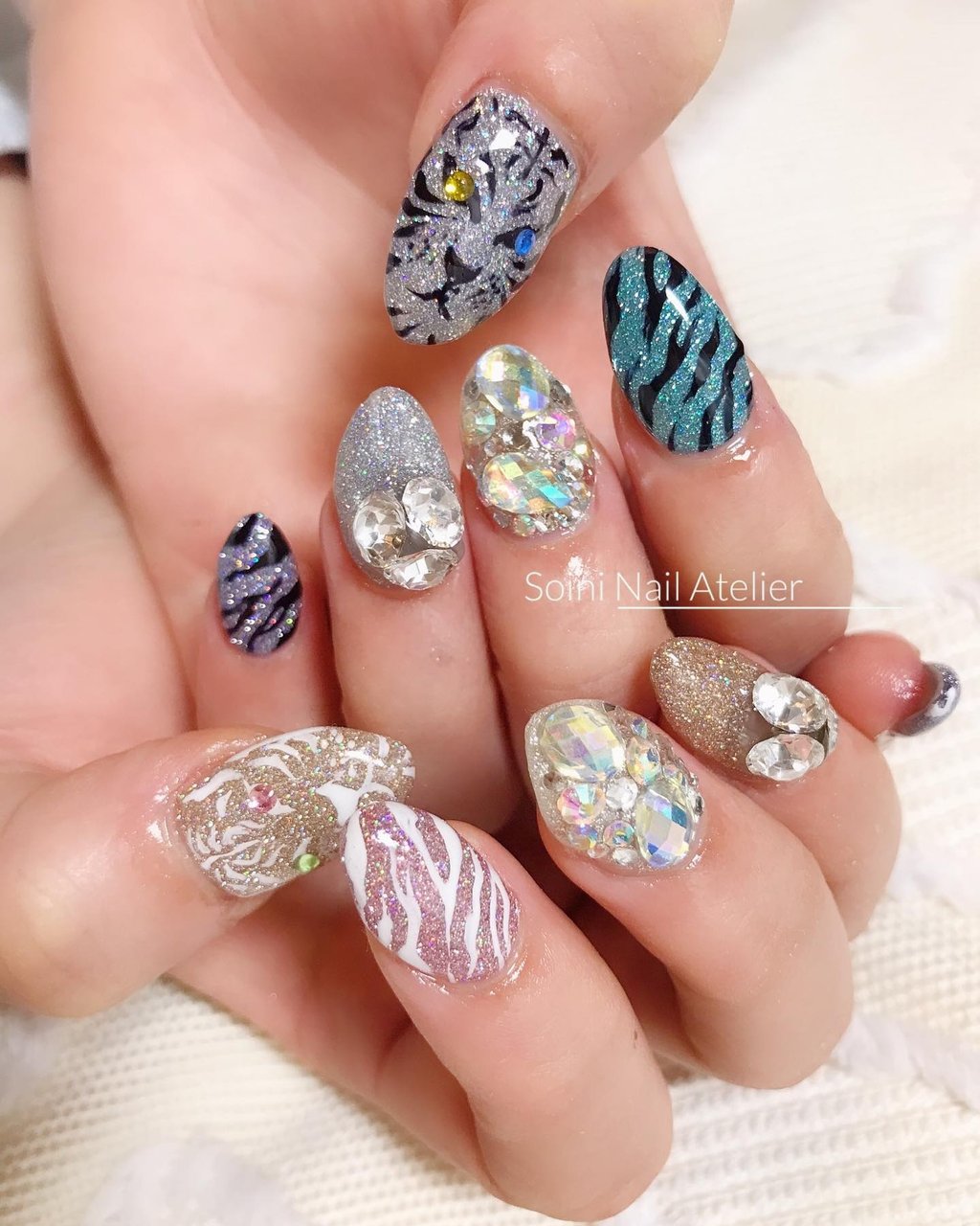 冬 お正月 成人式 ライブ ハンド Soini Nail Atelierのネイルデザイン No ネイルブック