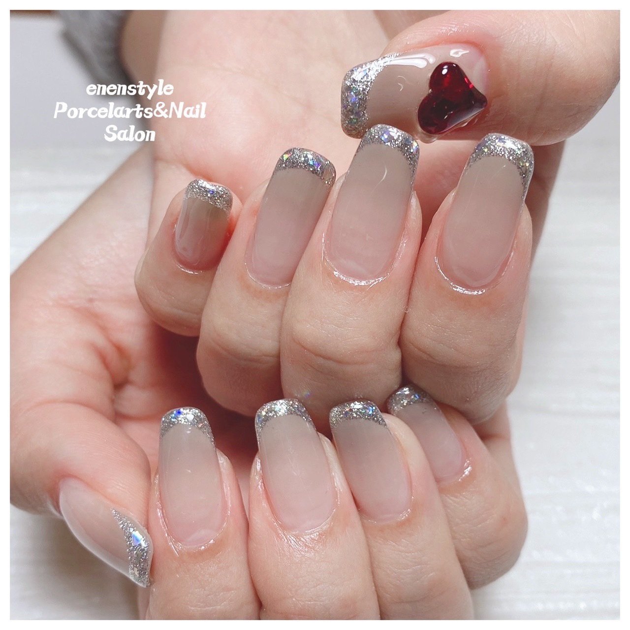 グラデーション ビジュー ハート グレー ゴールド Enenstyle Porcelarts Nail Salonのネイル デザイン No ネイルブック