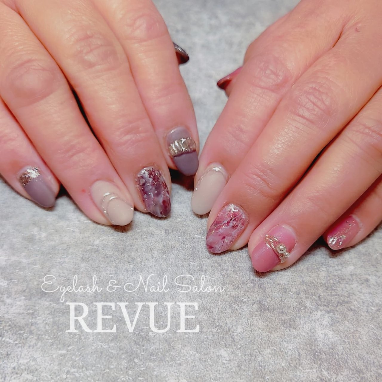 秋 冬 オールシーズン ハンド ホログラム Hair Make Revueのネイルデザイン No ネイルブック