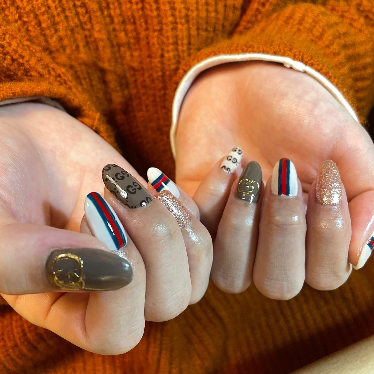 ハンド ブランド柄 ロング ベージュ レッド ぽっちのネイルデザイン No ネイルブック