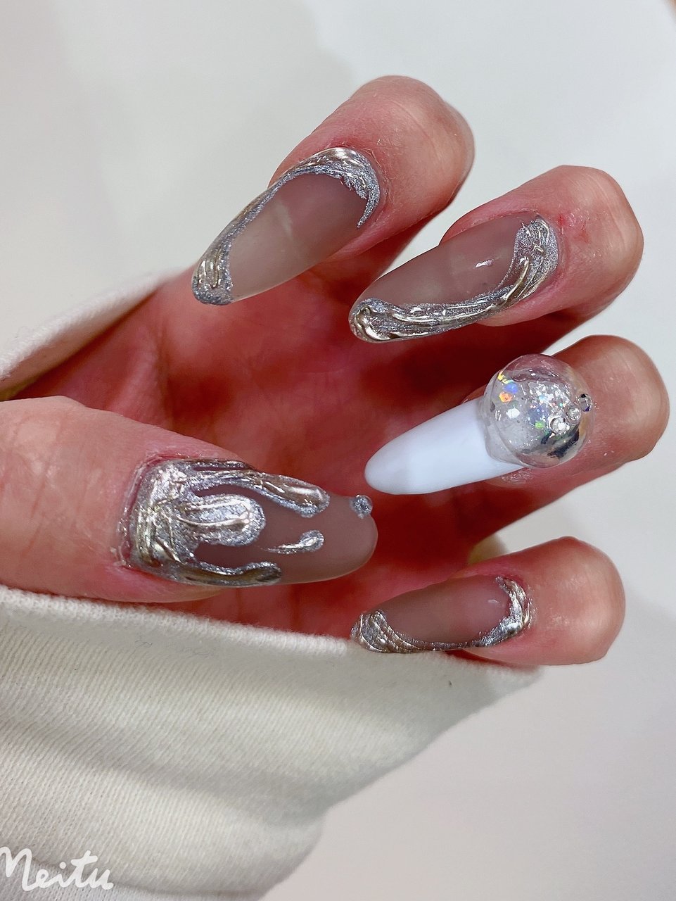 グレージュ シルバー メタリック パンダ Nail 川崎のネイルデザイン No ネイルブック