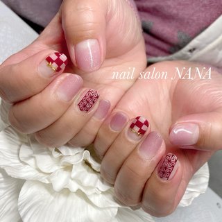 和柄デザイン💅✨ 
#ネイルサロンナナ #nailsalonNANA#千葉市緑区ネイルサロン #千葉市ネイルサロン#ちはら台ネイルサロン #ちはら台ネイル #ちはら台#おゆみ野ネイルサロン#おゆみ野ネイル#おゆみ野 #浜野ネイルサロン #浜野ネイル#浜野#鎌取ネイルサロン #鎌取ネイル #鎌取#ジェルネイル#麻の葉模様 #市松模様#和柄#和柄ネイル#お正月#お正月ネイル #冬 #お正月 #成人式 #ハンド #シンプル #グラデーション #和柄 #ミディアム #ピンク #ボルドー #ジェルネイル #お客様 #nail salon NANA（TAMURA） #ネイルブック