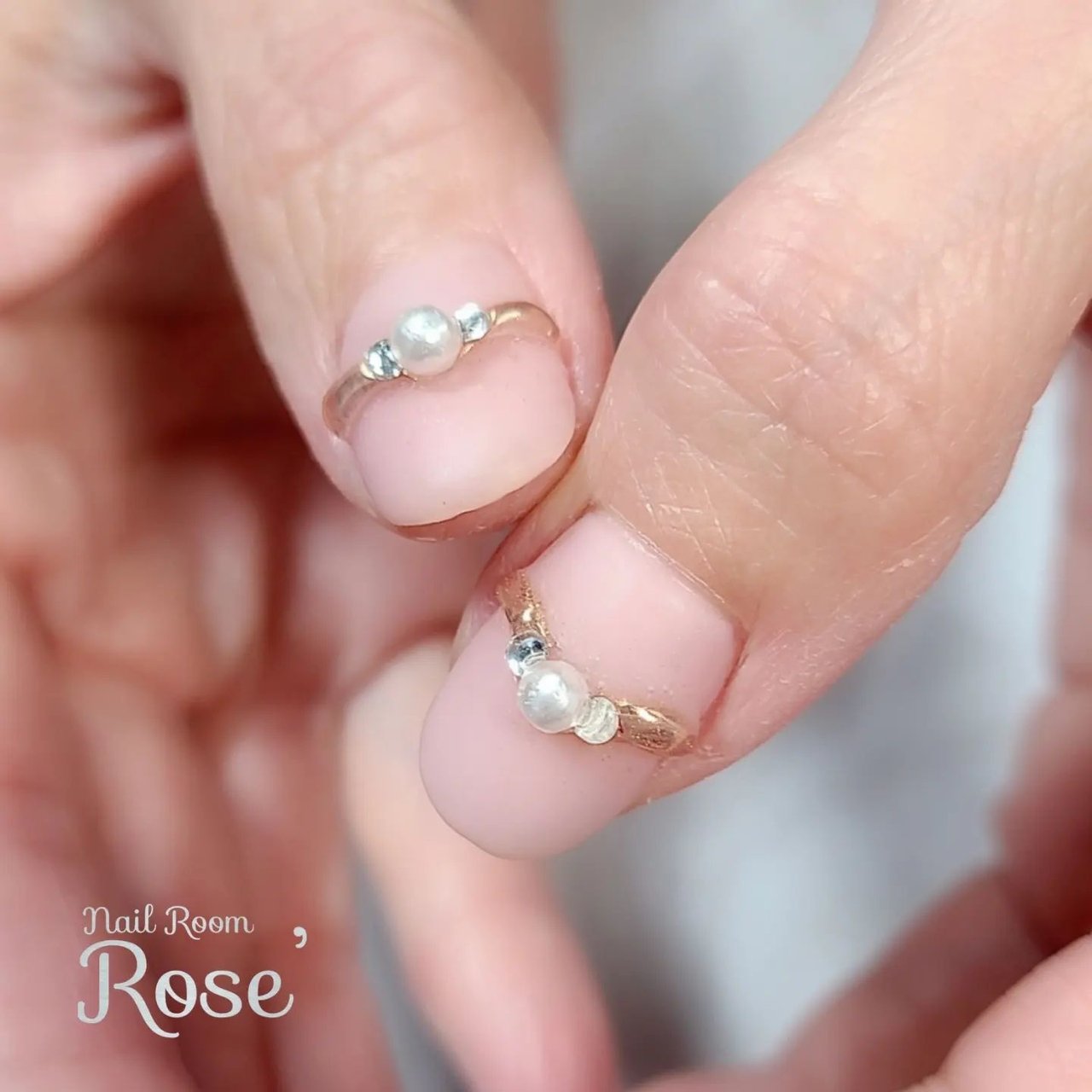 秋 冬 ハンド ビジュー ワンカラー 三軒茶屋 Rose のネイルデザイン No ネイルブック