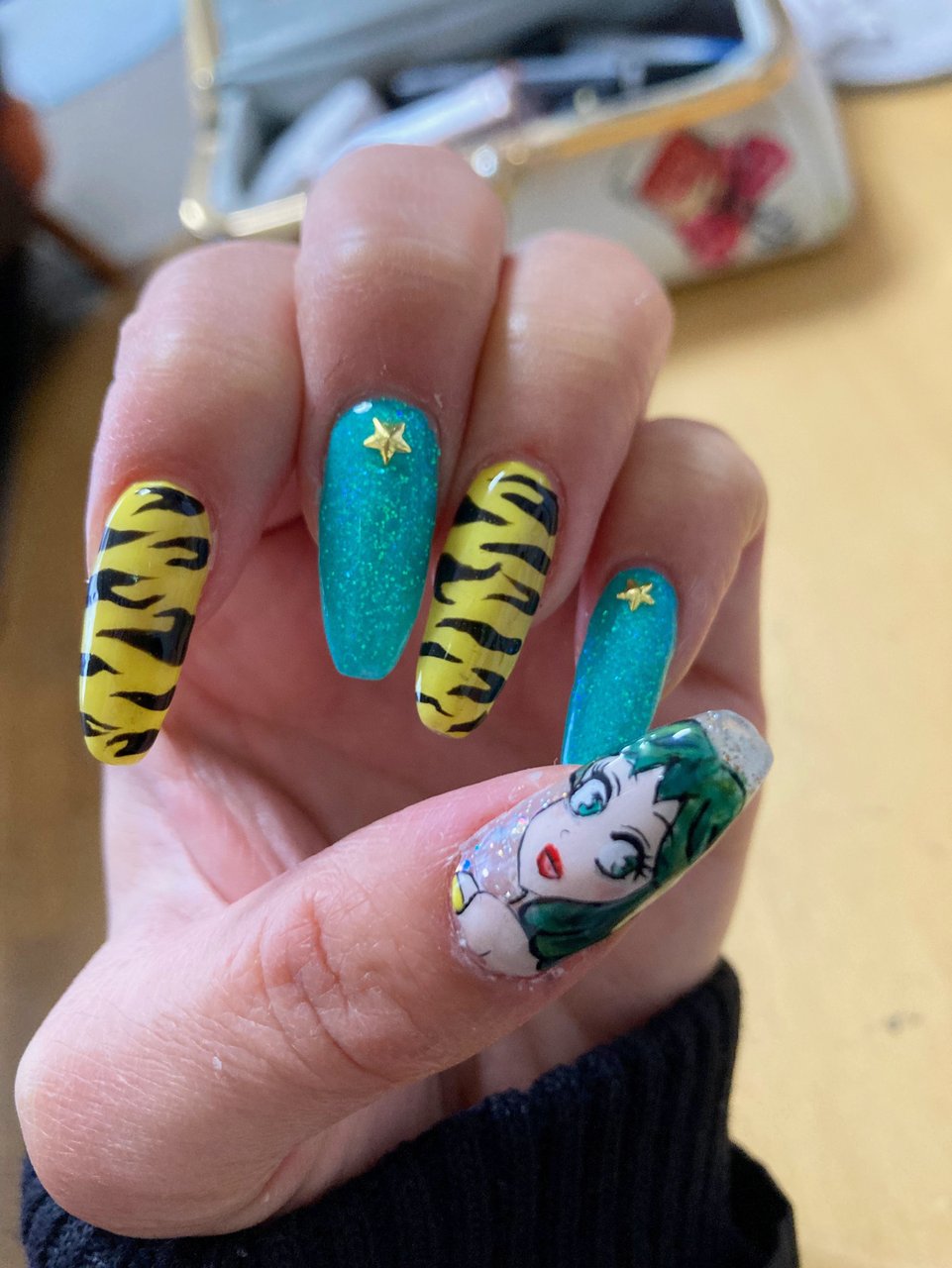 ハンド ラメ アニマル柄 痛ネイル キャラクター セルフネイリスト のネイルデザイン No ネイルブック