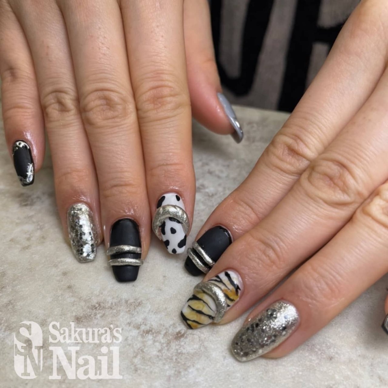 お正月 ハンド ホログラム ラメ アニマル柄 Sakuras Nail Kegoのネイルデザイン No ネイルブック