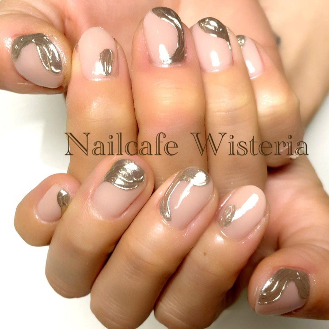 ワンカラー ニュアンス ミラー アイシング ベージュ Nailcafewisteriaのネイルデザイン No ネイルブック