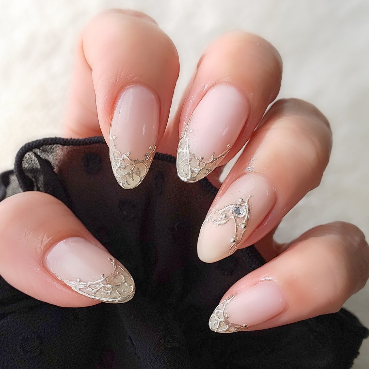 冬 オールシーズン ハンド フレンチ ビジュー くるみるく35のネイルデザイン No ネイルブック