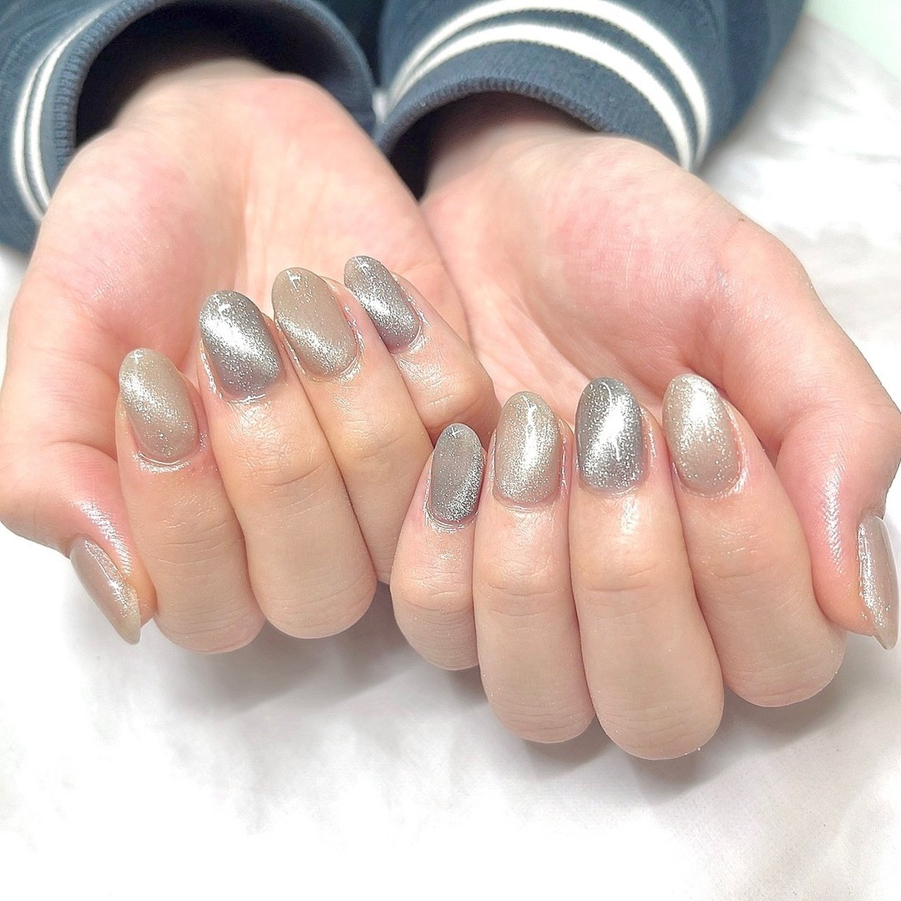 ベージュ 水色 グレー Crystal R Nail Salon のネイルデザイン No ネイルブック