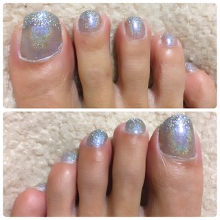 #glitter #frenchnails ベースカラーを#ミラーネイル にするので
ACネイルエナメル125 ギャラクシーホワイト（cando）を塗り半乾きの状態に#ユニコーンパウダー をのせ
定着したら磨き余計な粉を払う
#フレンチ 部分はクリアマニキュアでフレンチラインを描いてオーロラカラーの#ラメ （100均）をチップでのせていく定着し乾いたら完成。
#フット #女子会 #ミディアム #パーティー #デート #nail #ネイル #フレンチネイル #オールシーズン #マニキュア #簡単 #プチプラ #100均ネイル #ブライダル #セルフネイル #オールシーズン #ブライダル #パーティー #デート #フット #フレンチ #ラメ #ミラー #ユニコーン #ミディアム #ホワイト #ピンク #シルバー #マニキュア #セルフネイル #10305 #ネイルブック
