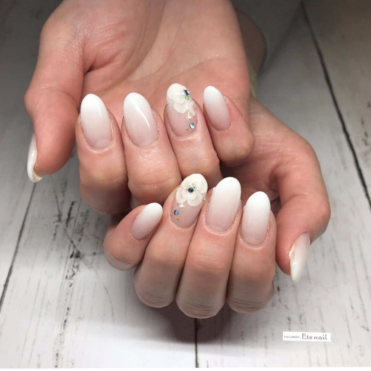 オールシーズン ブライダル ハンド グラデーション フラワー Ete Nailのネイルデザイン No ネイルブック