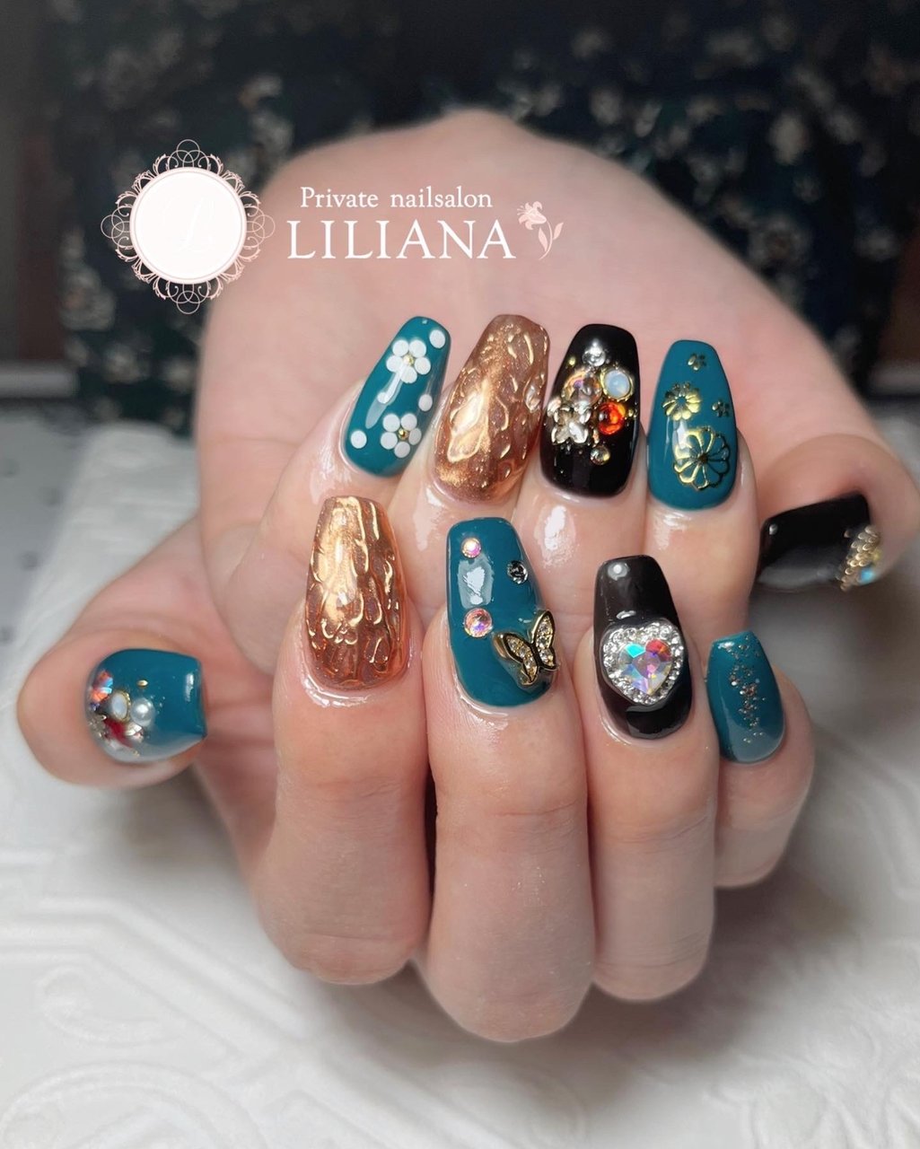 成人式 ハンド ビジュー ラメ フラワー Private Nailsalon Lilianaのネイルデザイン No ネイルブック