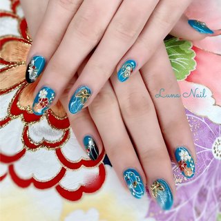 . 2022年成人式ネイル💅🏻
お着物👘のお色に合わせた緑がかった鮮やかな蒼💙
和風の中にマグネット🧲アートに蝶🦋の飾りやビジューアート等を取り入れて、古典と現代が融合したデザインにまとめました🤗
古き良き伝統や習慣を大切にしつつ、新しい風を取り込み未来を拓いて行って欲しいという願いを込めて💕
さらに縁起物の市松模様✨
市松模様は、その柄が途切れることなく続いて行くことから繁栄の意味が込められてるんです☝🏻
素敵な未来がひらかれていきますように🙏🏻
成人おめでとう🎊
.
#ネイル #ネイルデザイン #成人式 #成人式ネイル #お正月 #お正月ネイル #和 #和柄ネイル #着物ネイル #青 #グラデーション #市松模様 #フラワー #和花 #ビジュー #マグネット #マグネットネイル #蝶々パーツ #長岡京市ネイルサロン #冬 #お正月 #成人式 #パーティー #ハンド #グラデーション #ビジュー #フラワー #マグネット #和柄 #ミディアム #ターコイズ #ブルー #ブラック #ジェルネイル #お客様 #lunanail2018 #ネイルブック