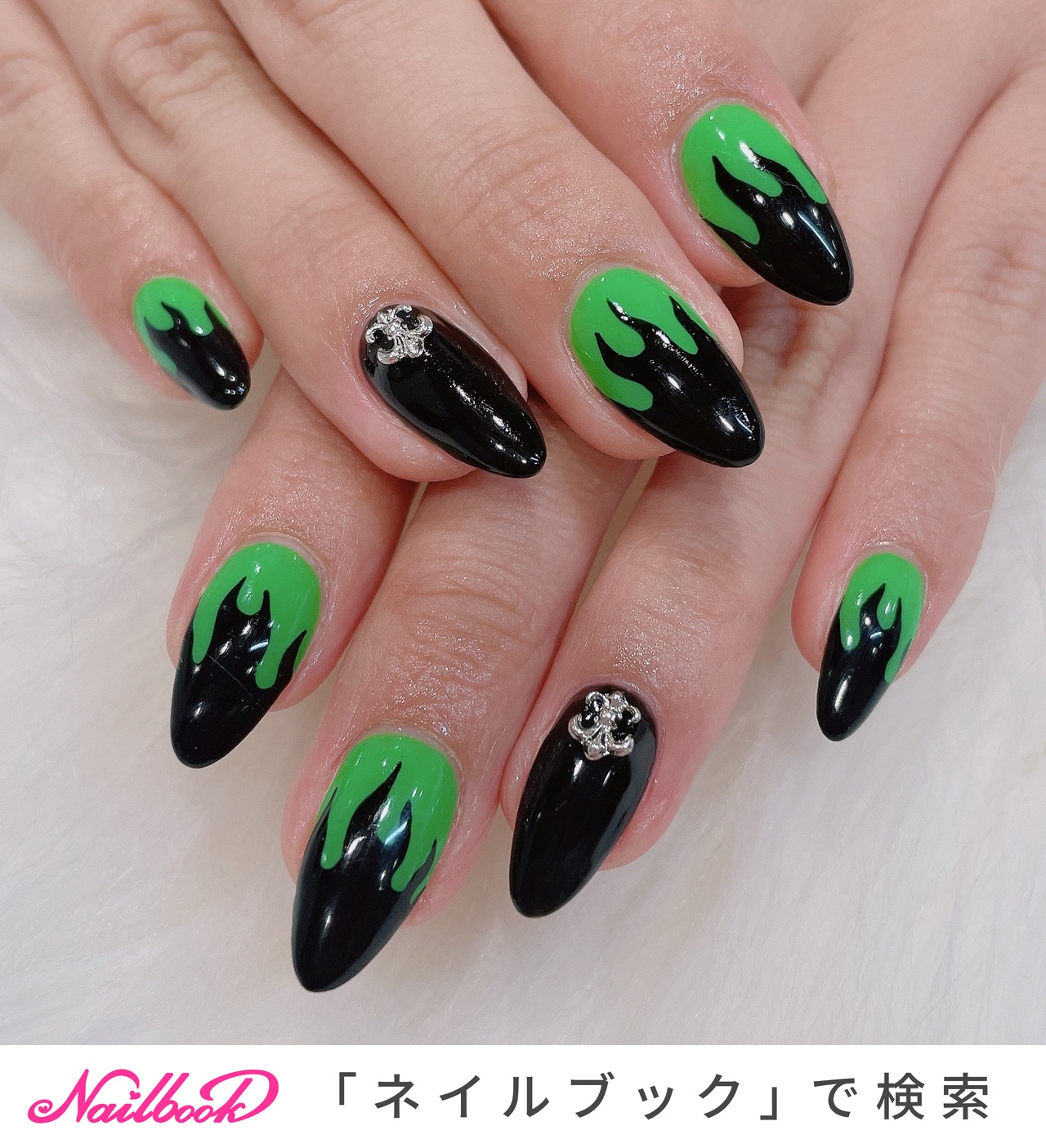 ジェルネイルチップ　グリーン✕黒　チェーン　クラウン　蝶々　縦グラデ ジェルネイルチップ グリーン✕黒 チェーン クラウン 蝶々 縦グラデ