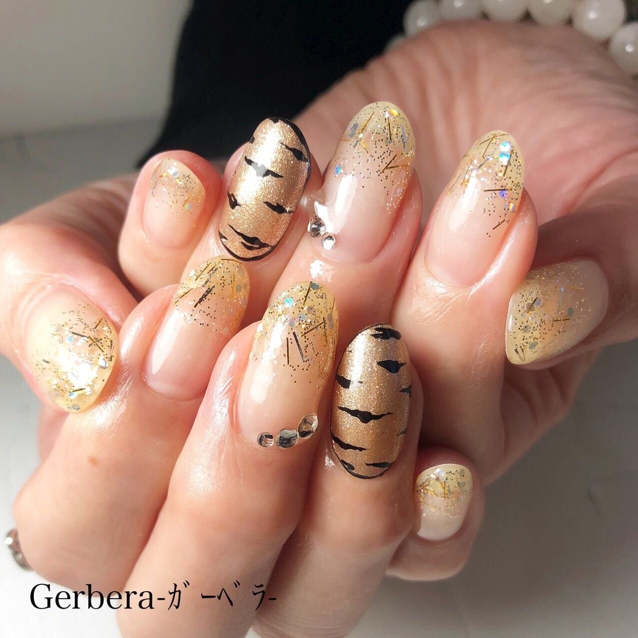 ハンド ブラック ゴールド ガーベラのネイルデザイン No ネイルブック