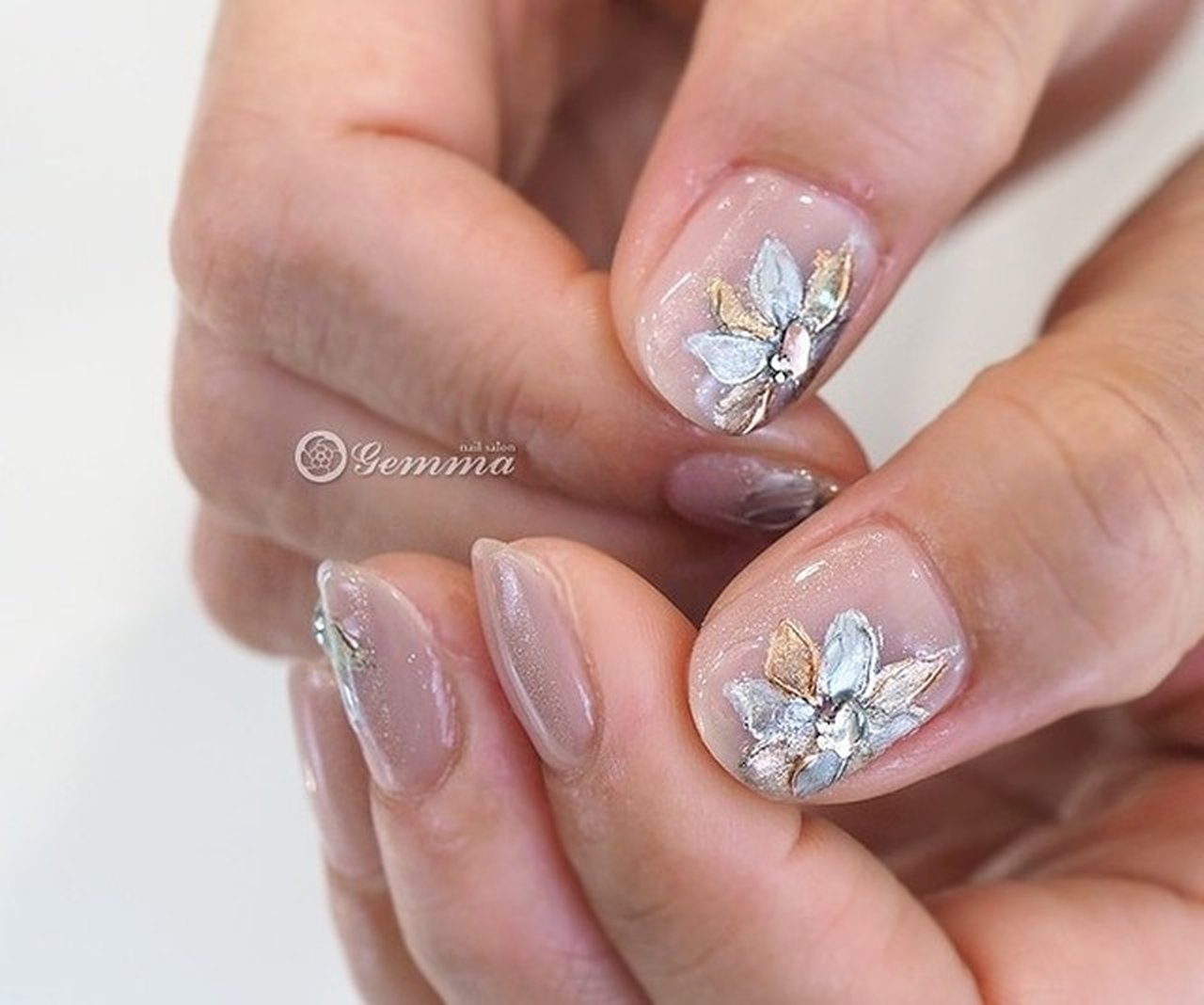 オールシーズン ハンド グラデーション ビジュー フラワー Gemmaのネイルデザイン No ネイルブック