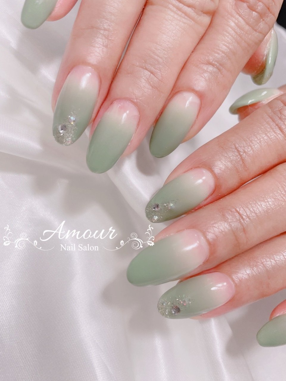 ハンド シンプル グラデーション ビジュー ホログラム Nailsalon Amourのネイルデザイン No ネイルブック