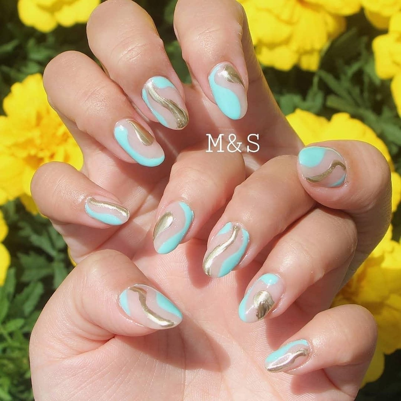 ハンド ニュアンス ベージュ 水色 メタリック Moaura Nails Sunny Latteのネイルデザイン No ネイル ブック