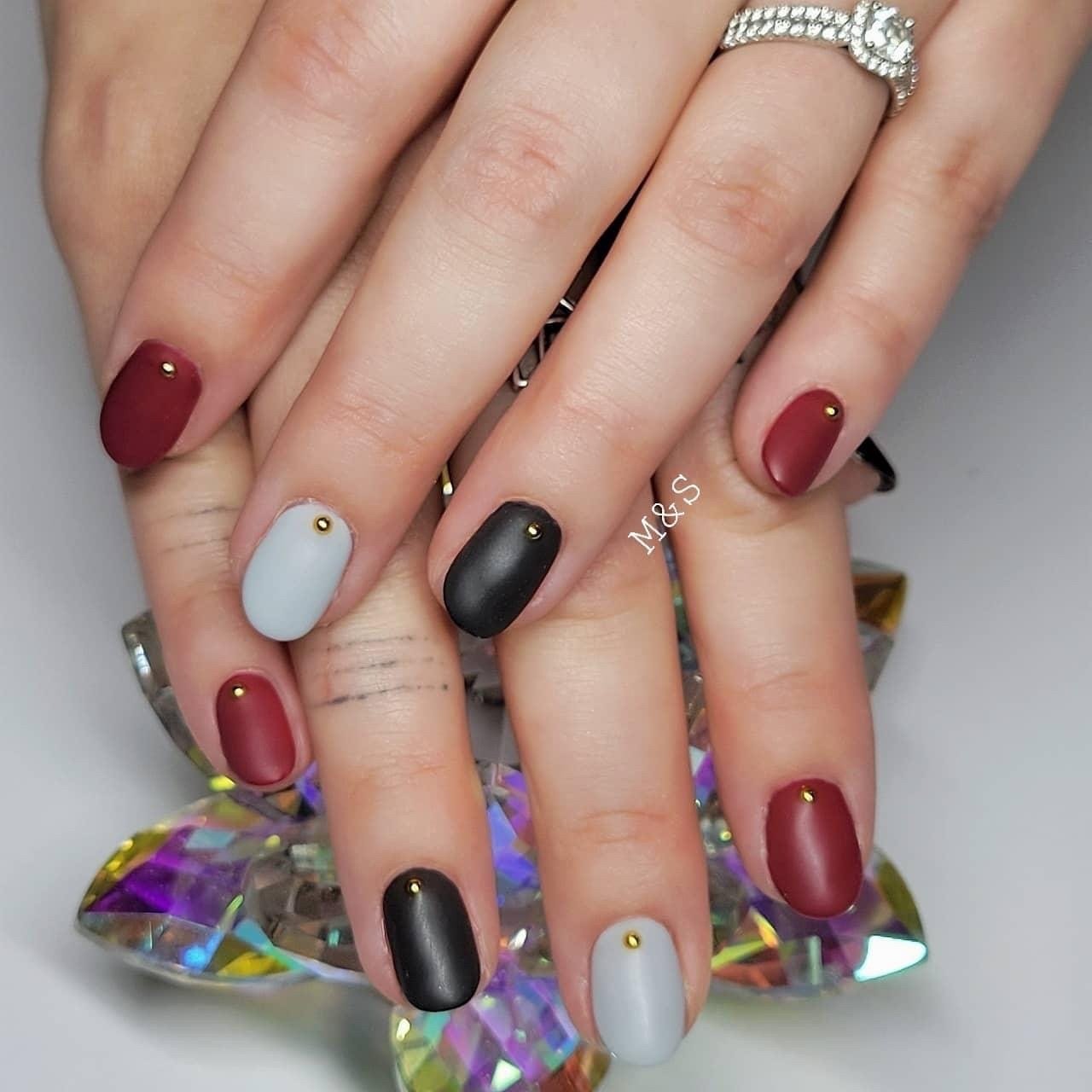 オールシーズン ハンド ワンカラー マット ボルドー Moaura Nails Sunny Latteのネイルデザイン No ネイルブック