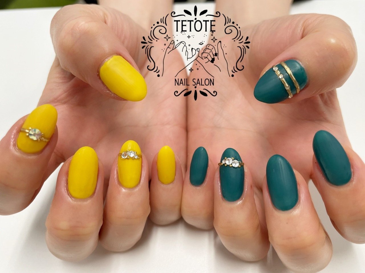 ビジュー イエロー グリーン ジェルネイル Nailsalon Tetoteのネイルデザイン No ネイルブック