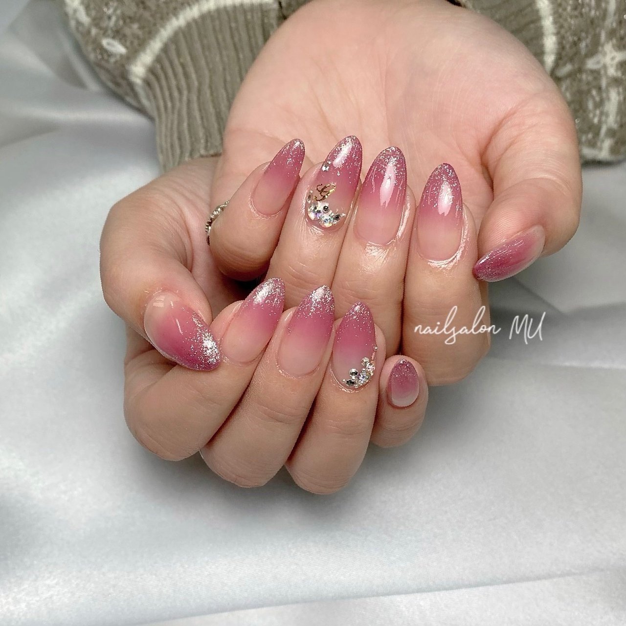 グラデーション ビジュー ラメ イニシャル ピンク Nailsalon Mu ミウ のネイルデザイン No ネイルブック