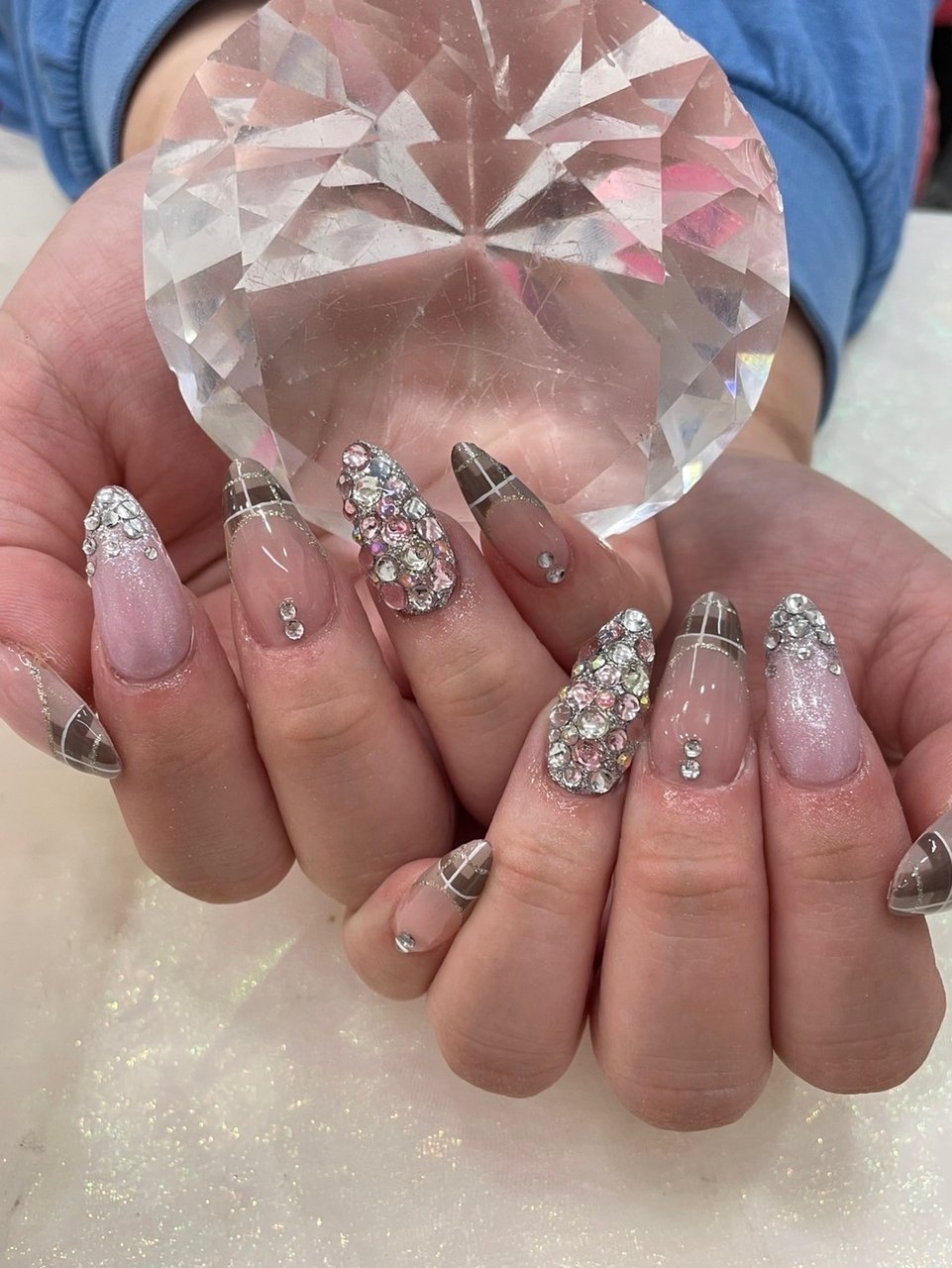 ハンド ビジュー チェック ロング グレージュ Nailsgogo Shibuya Nailsalonのネイルデザイン No ネイルブック