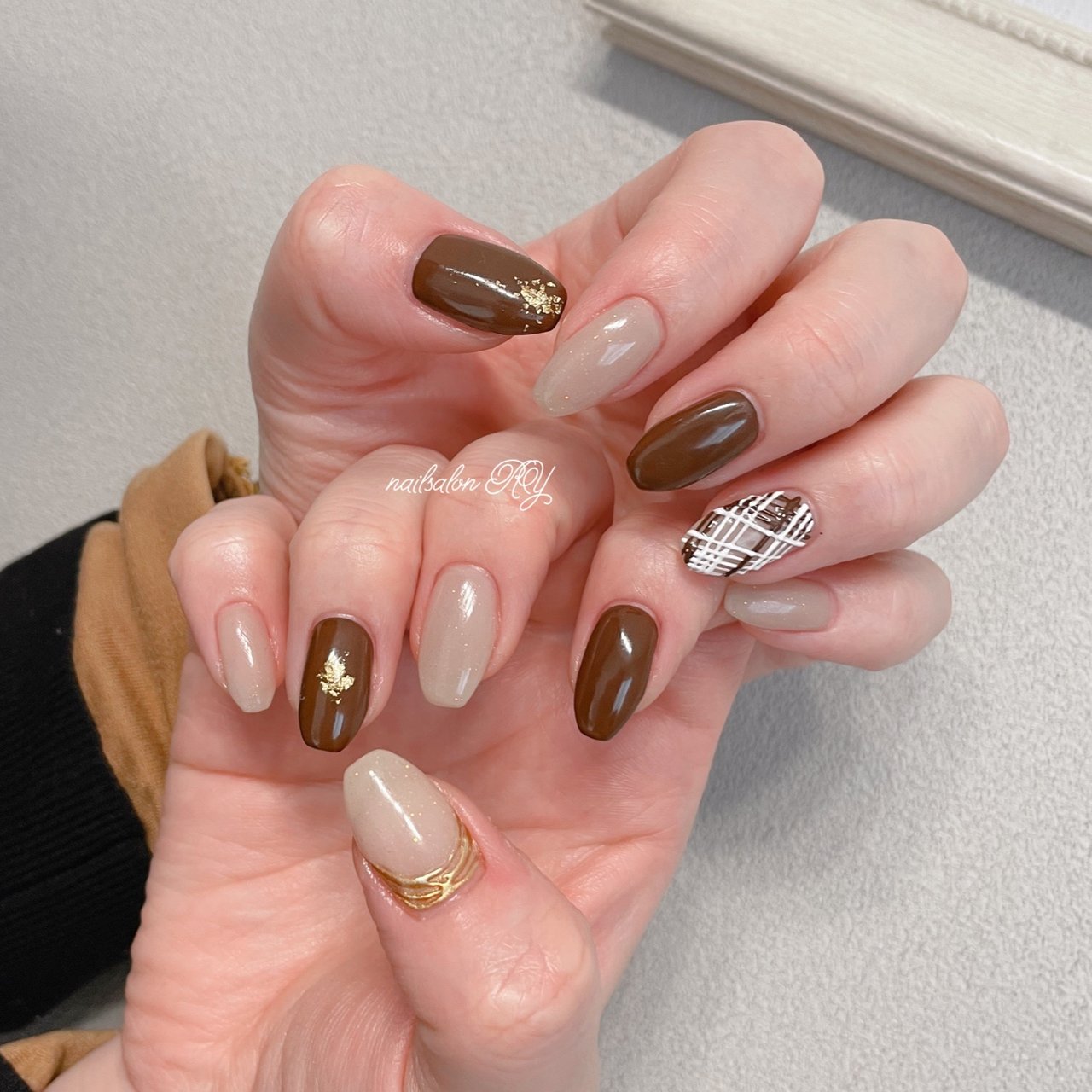 バレンタイン ハンド ミディアム ベージュ ブラウン Nailsalon Ryのネイルデザイン No ネイルブック