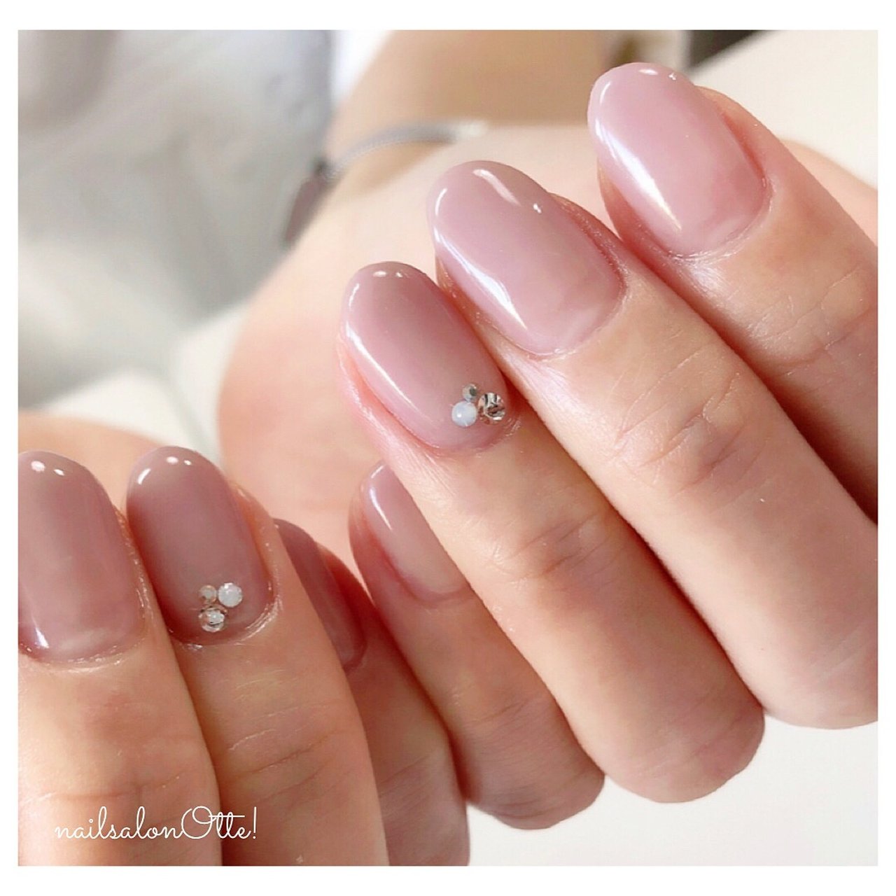 オールシーズン ハンド シンプル グラデーション ビジュー Nailsalonotte のネイルデザイン No ネイルブック