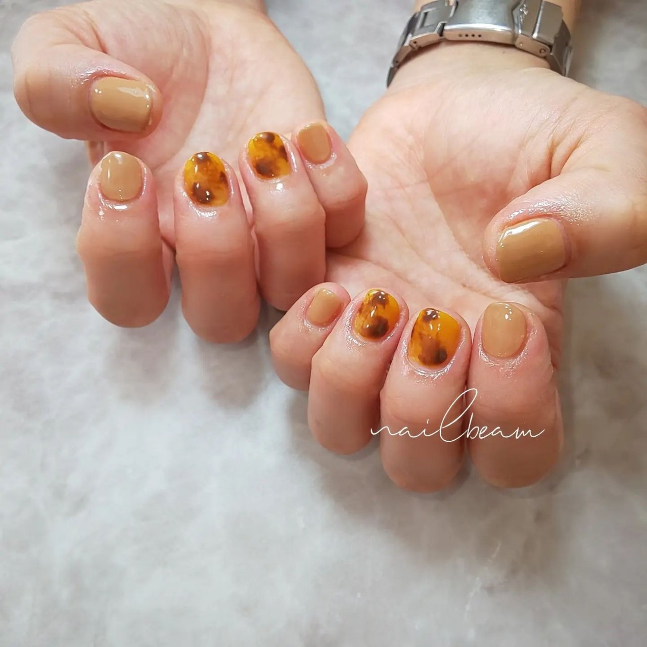 秋 冬 ハンド べっ甲 ベージュ Nailbeamのネイルデザイン No ネイルブック