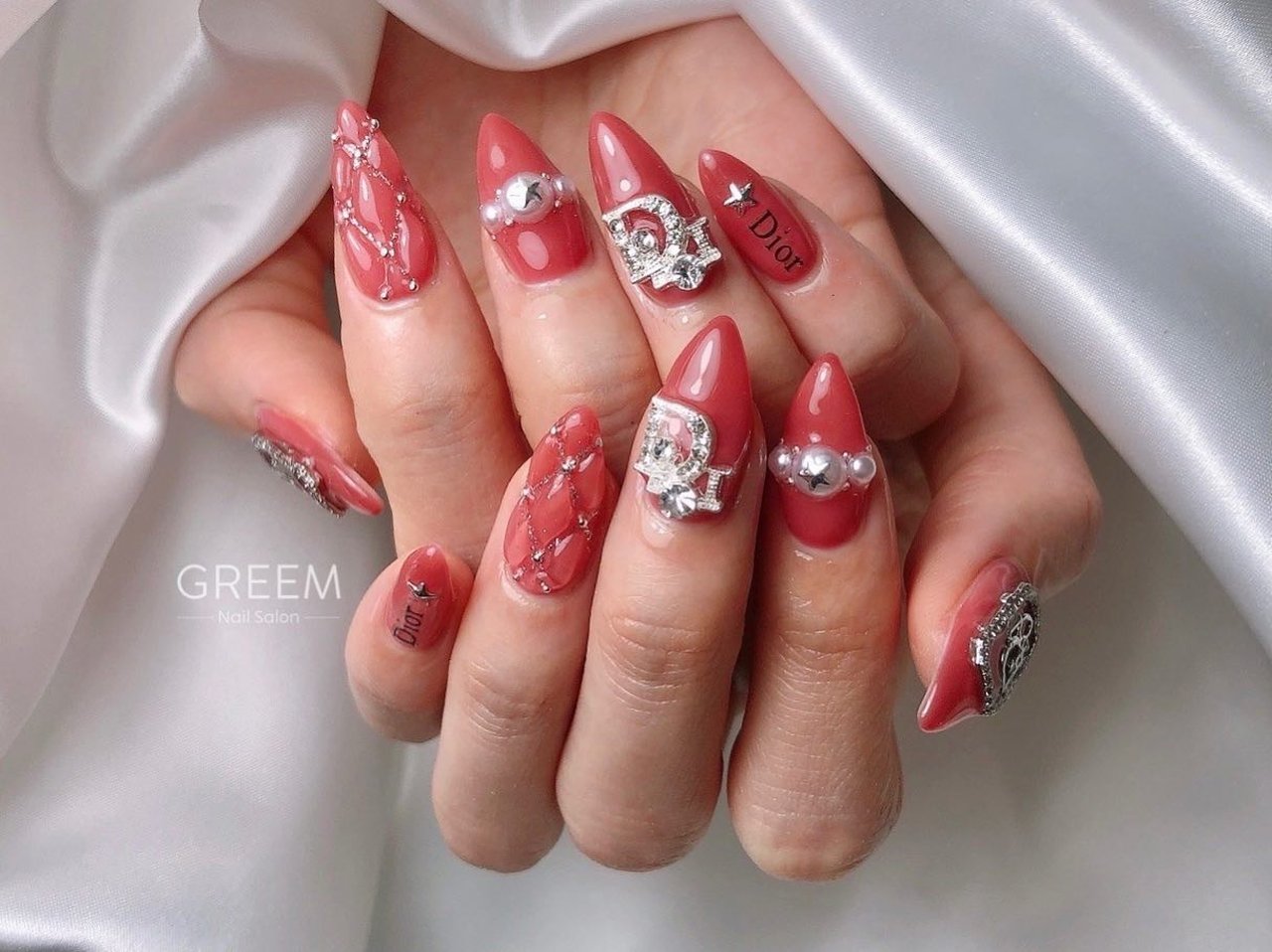 オールシーズン ビジュー ワンカラー パール ブランド柄 Greemのネイルデザイン No ネイルブック