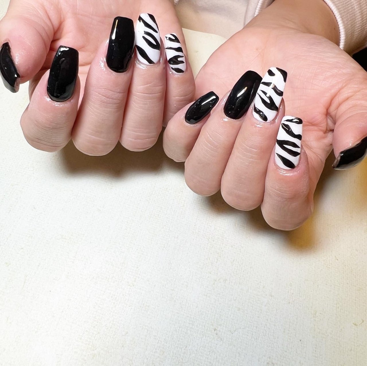 オールシーズン ハンド アニマル柄 ミディアム ホワイト プライベートサロン Petit Reposのネイルデザイン No ネイル ブック