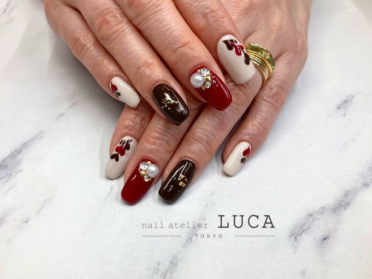 冬 バレンタイン ハンド ビジュー ワンカラー Ebisu Lucaのネイルデザイン No ネイルブック