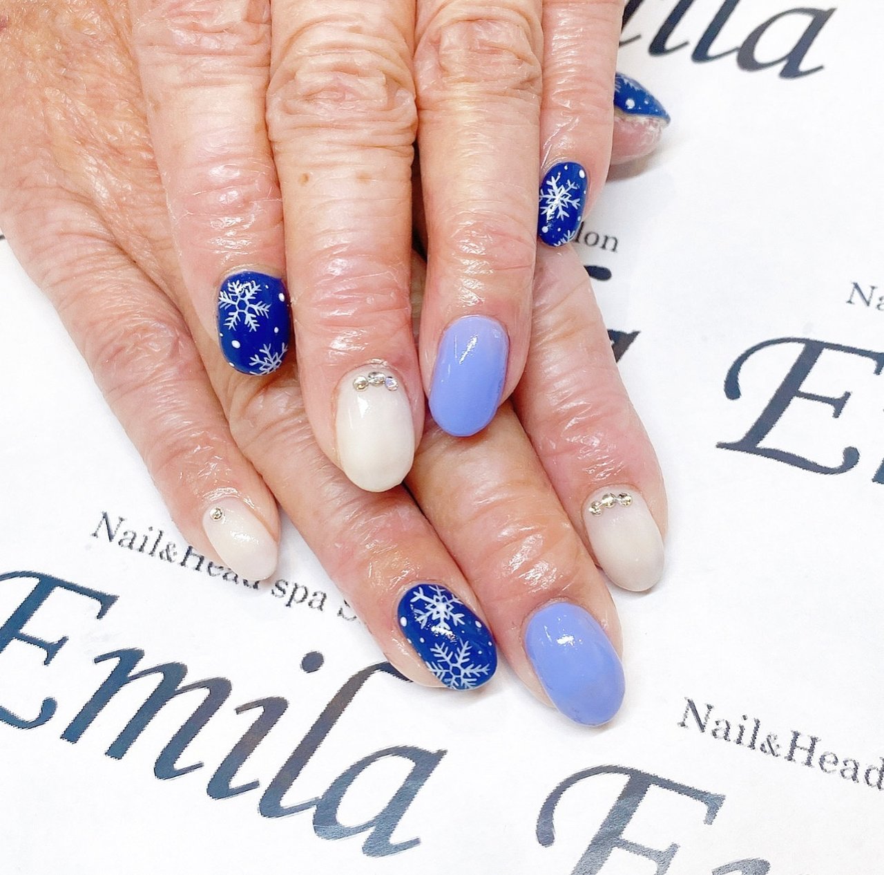 冬 ハンド 雪の結晶 ホワイト 水色 Emilaのネイルデザイン No ネイルブック