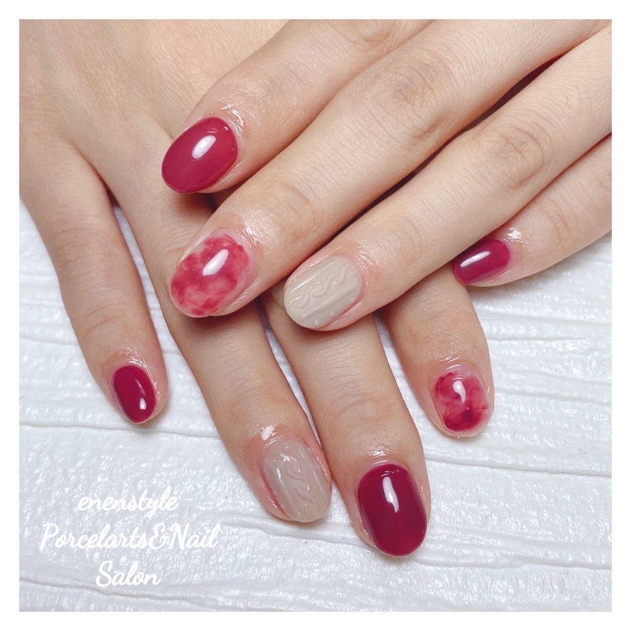 ニット ニュアンス ホワイト レッド ボルドー Enenstyle Porcelarts Nail Salonのネイルデザイン No ネイルブック