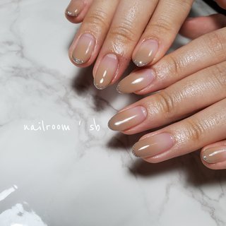 ベージュ シルバー ラメラインのネイルデザイン ネイルブック