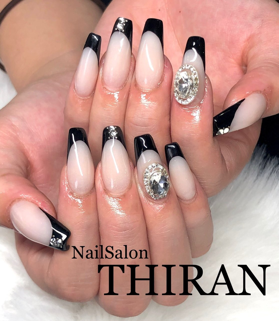 オールシーズン ハンド シンプル フレンチ ビジュー Nailsalon Thiranのネイルデザイン No ネイルブック