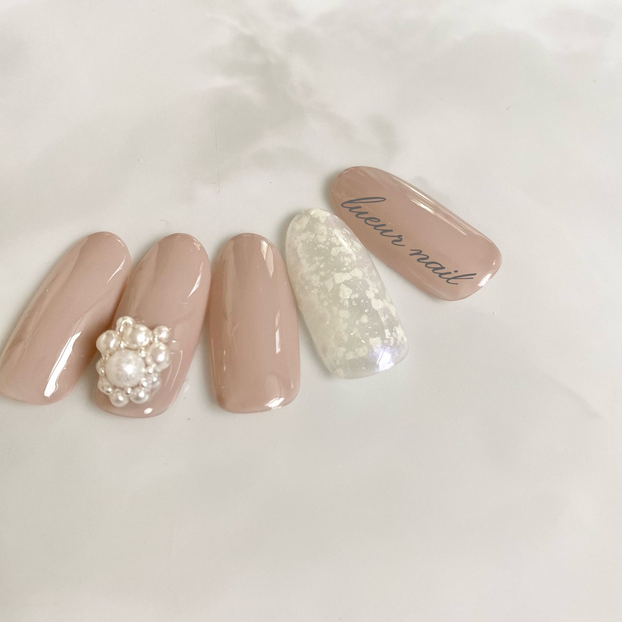 オールシーズン ハンド ベージュ ピンク ジェルネイル Lueur Nailのネイルデザイン No ネイルブック