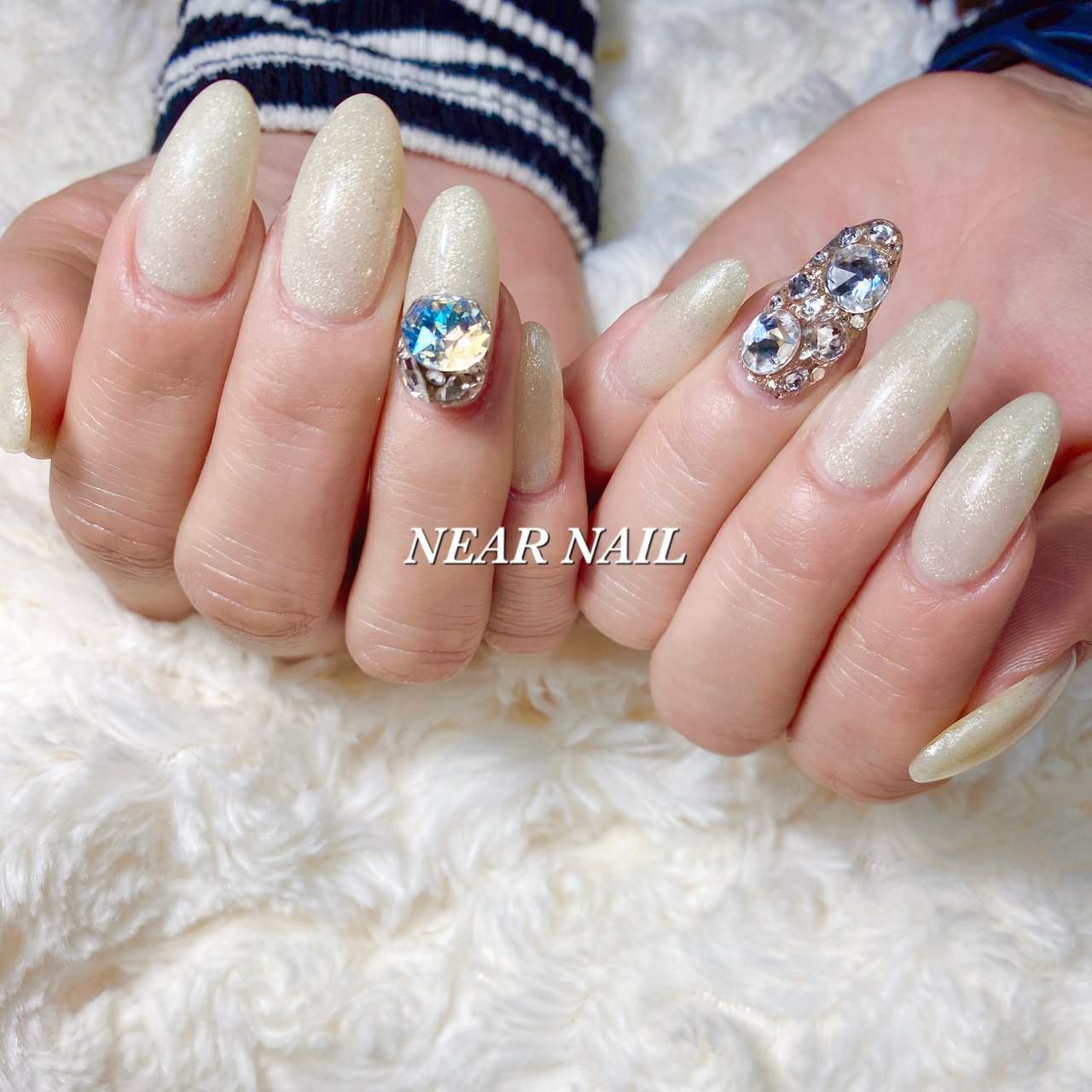 オールシーズン ハンド ビジュー ワンカラー ホワイト Near Nailのネイルデザイン No ネイルブック