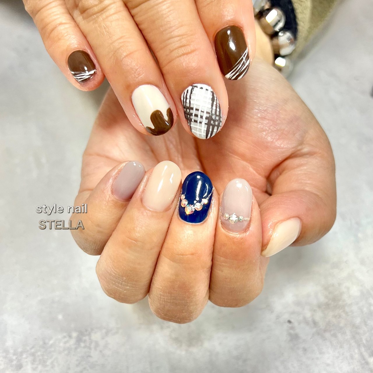 冬 バレンタイン ハンド ビジュー ワンカラー Style Nail Stellaのネイルデザイン No ネイルブック