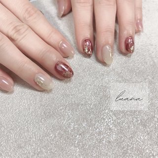 22年 新着順 ニュアンス ボルドー アシンメトリーネイルのネイルデザイン ネイルブック