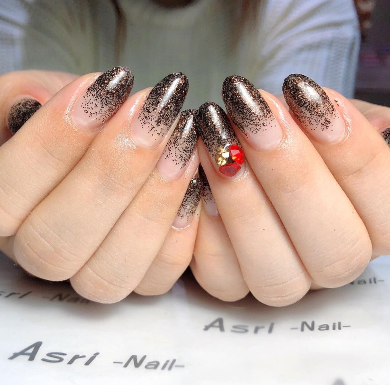 オールシーズン ハンド グラデーション ビジュー ミディアム Makiのネイルデザイン No ネイルブック