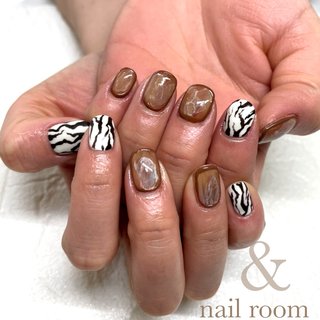ゼブラ×ニュアンスブラウン 
🦓🦓🦓

参考画像より…📸
✁┈┈┈┈┈┈┈┈┈┈┈┈．
今まで通り衛生管理を徹底して
営業させて頂いております😊
御来店の際にはお客様にも
手洗い･マスク着用をお願いしております。

また、アートネイルをするお客様には
オフセットの購入をおすすめしております。
まずは移らない･移さない努力を
続ける事は大切ですが
少しでもアートを楽しみ
自分の身も守る為に体調を崩された場合
ご自身でネイルオフをして
病院に向かって頂きたいと思ってます。
詳しい事はまた施術の際に
お伝えさせて頂いております😊

#福井ネイル#ネイルサロン福井#アートし放題#ジェルネイル#ジェリップ取り扱い店#美爪#艶々ワンカラー#綺麗のお手伝いさせてください#nailroomand#お爪のお悩み解決します#kokoist#フットネイル#デコラティブネイル#アイスネイル#ニュアンス#クリアフレンチ#マグネットジェル#マグネットネイル#韓流ネイル#蝶々ネイル.＃氷ネイル#クリアフレンチ #シェルネイル #ニュアンスネイル#ファイヤーネイル #冬 #卒業式 #入学式 #旅行 #ハンド #シンプル #アニマル柄 #大理石 #ショート #ホワイト #ブラウン #ブラック #ジェルネイル #お客様 #nailroom ＆ #ネイルブック