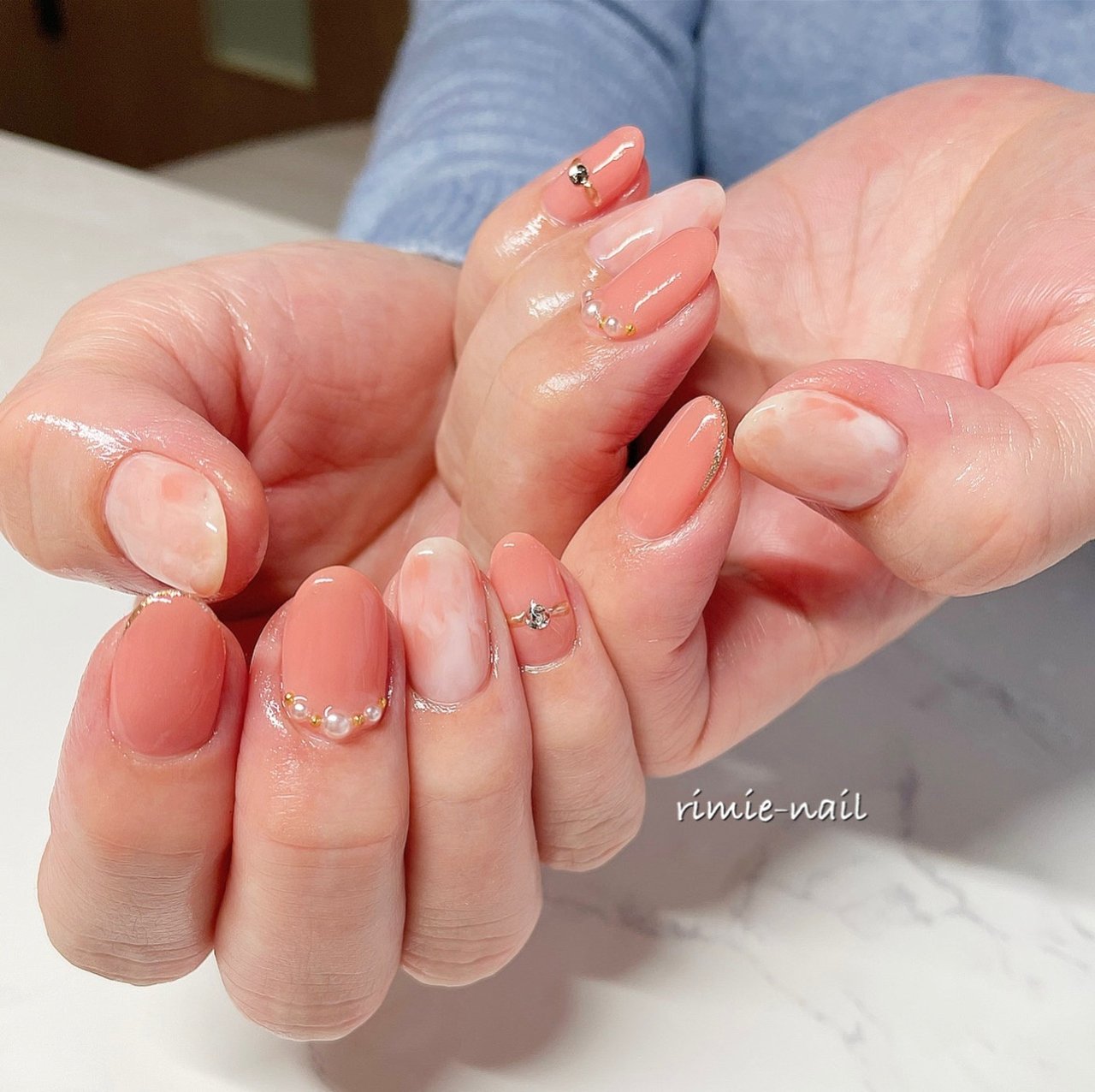 ハンド ビジュー マーブル ミディアム ホワイト Rimie Nailのネイルデザイン No ネイルブック