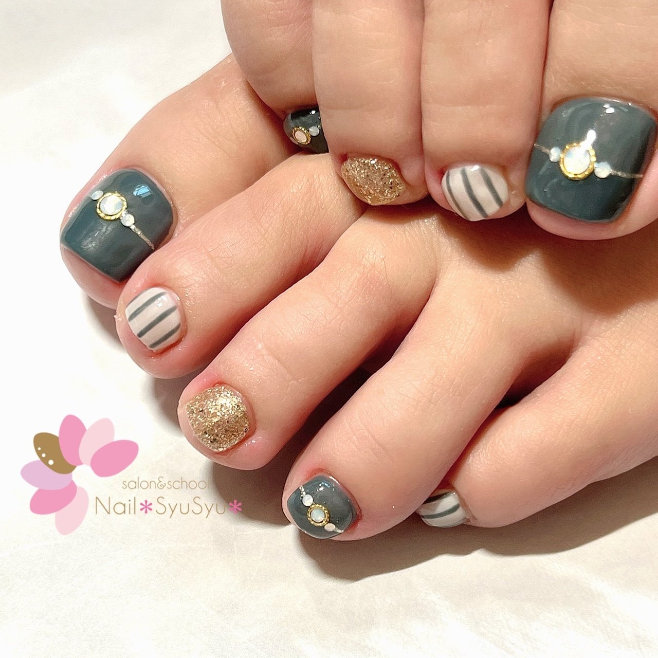 冬 フット ビジュー ラメ ストライプ Nail Syusyu ネイルシュシュのネイルデザイン No ネイルブック