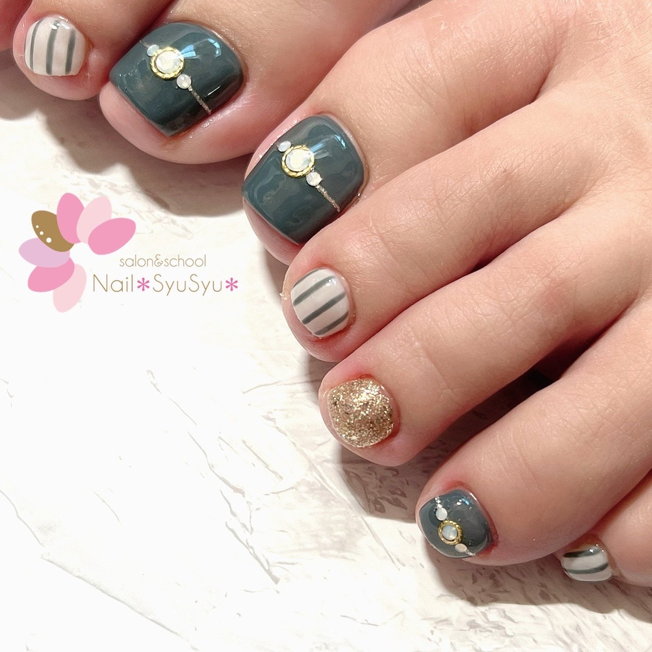 冬 フット ビジュー ラメ ストライプ Nail Syusyu ネイルシュシュのネイルデザイン No ネイルブック
