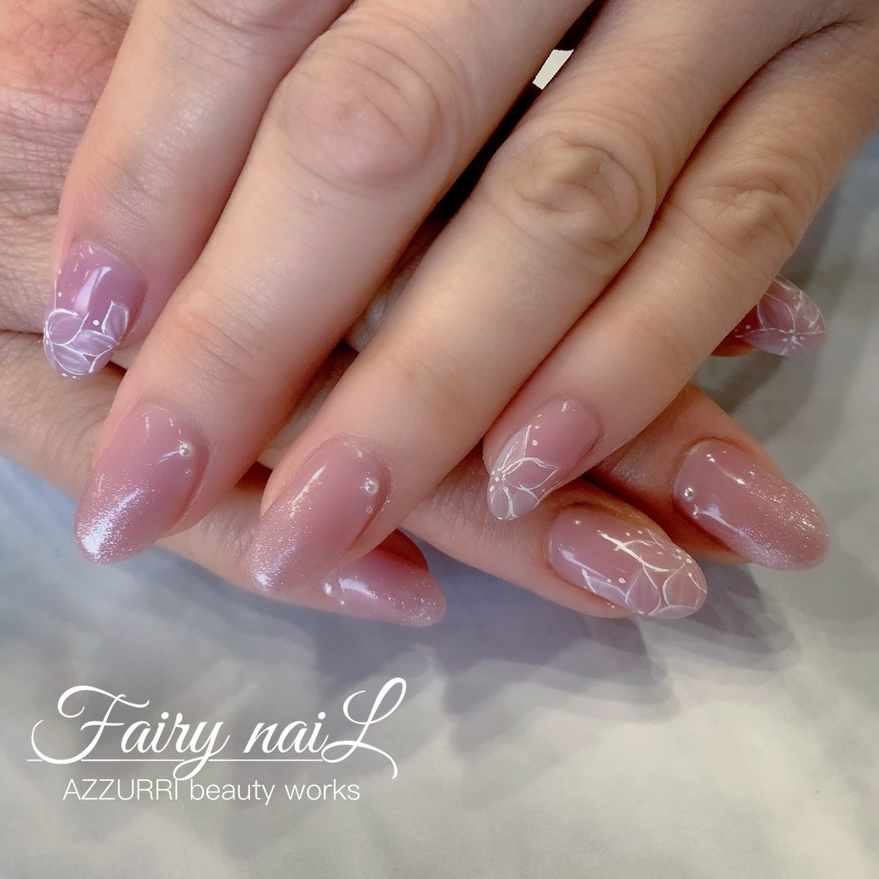 シンプル ラメ フラワー ミディアム ベージュ Fairy Nailのネイルデザイン No ネイルブック