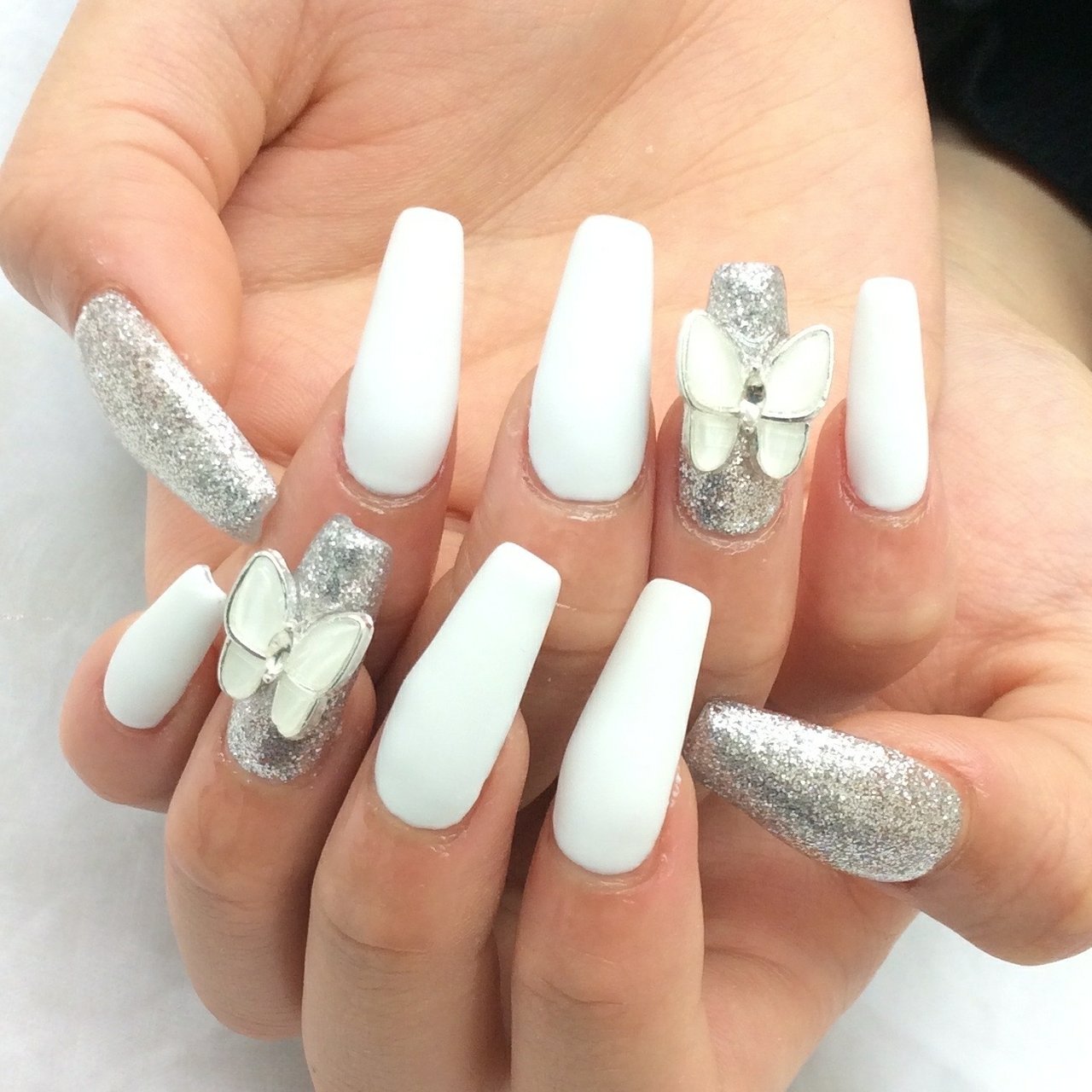 冬 ハンド ラメ ロング ホワイト Nailsalon Daisyのネイルデザイン No ネイルブック
